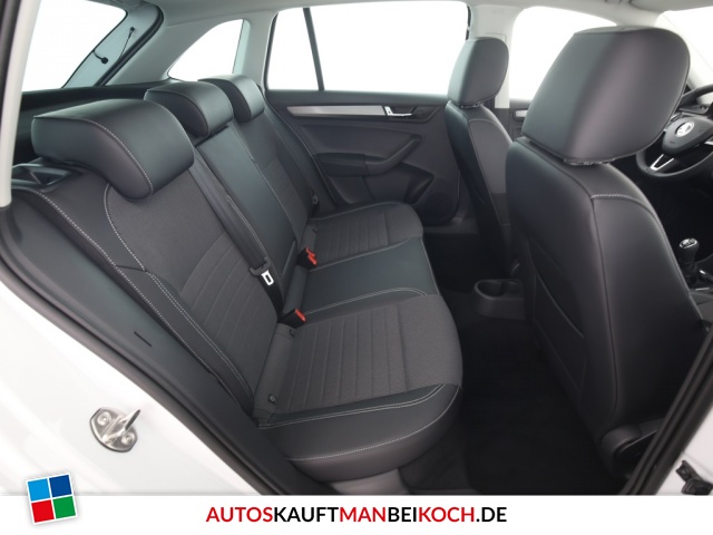 Rapid Spaceback 1.0 TSI Style Xenon Navi Pano / Foto 6