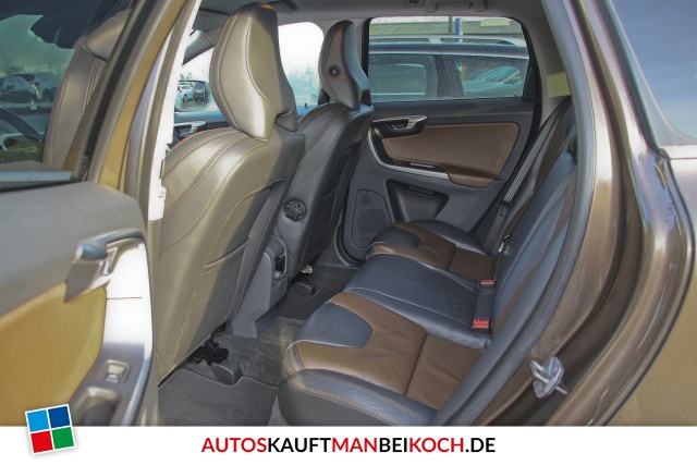 Volvo XC60 D4 AWD Momentum Leder Navi Xenon / Foto 6