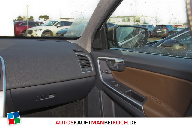 Volvo XC60 D4 AWD Momentum Leder Navi Xenon / Foto 9
