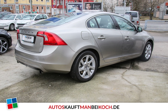 S60 T3 Momentum Automatik Xenon NAVI AHK PDC / Foto 3