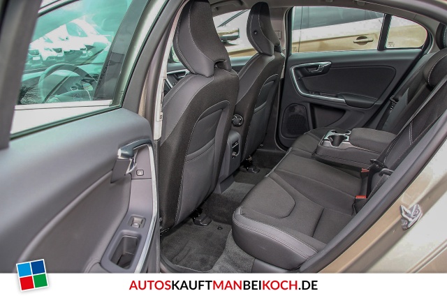S60 T3 Momentum Automatik Xenon NAVI AHK PDC / Foto 6